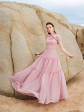 Robe longue en organza de soie avec décolleté asymétrique et jupe à volants pour une tenue raffinée et affirmée